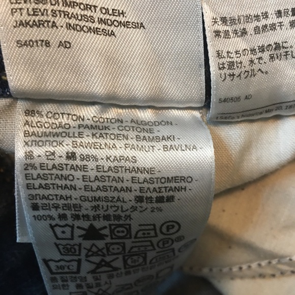 Women’s Levi’s Dark Washed Capris Pants - Picture 13 of 14